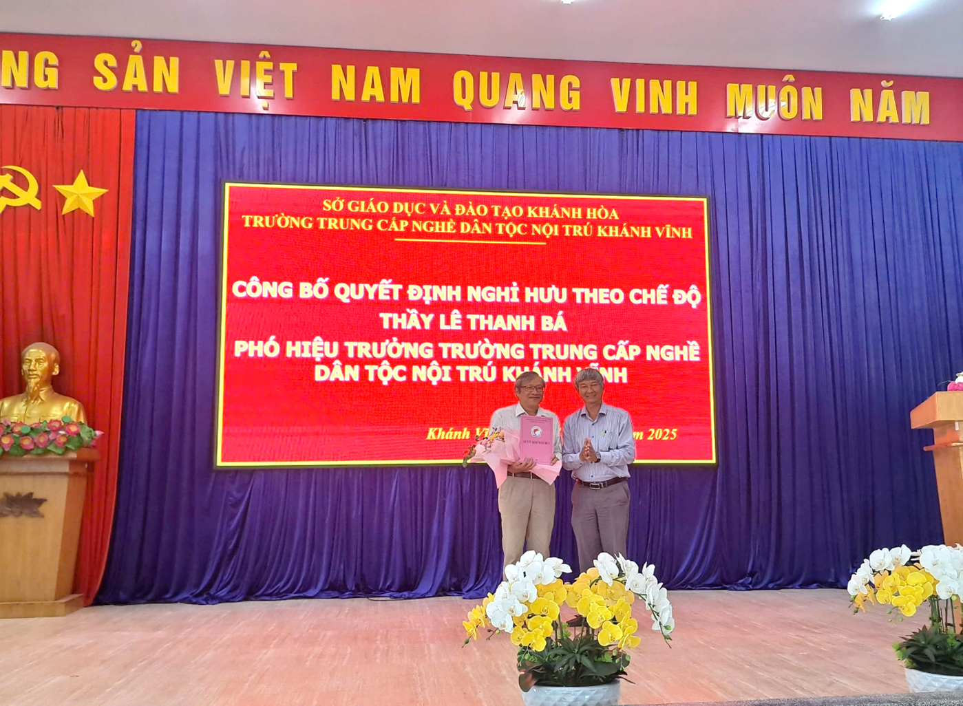Công bố Quyết định nghỉ hưu hưởng chế độ bảo hiệm xã hội đối với Thầy Lê Thanh Bá – Phó Hiệu trưởng Trường Trung cấp nghề Dân tộc nội trú Khánh Vĩnh. 