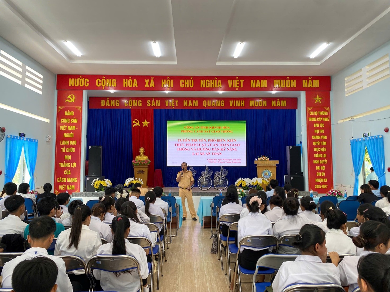 Phòng Cảnh sát giao thông Công an tỉnh Khánh Hoà phối hợp Trường Trung cấp nghề Dân tộc nội trú Khánh Vĩnh tổ chức tuyên truyền, phổ biến, giáo dục pháp luật về trật tự an toàn giao thông cho học sinh năm học 2025 - 2026